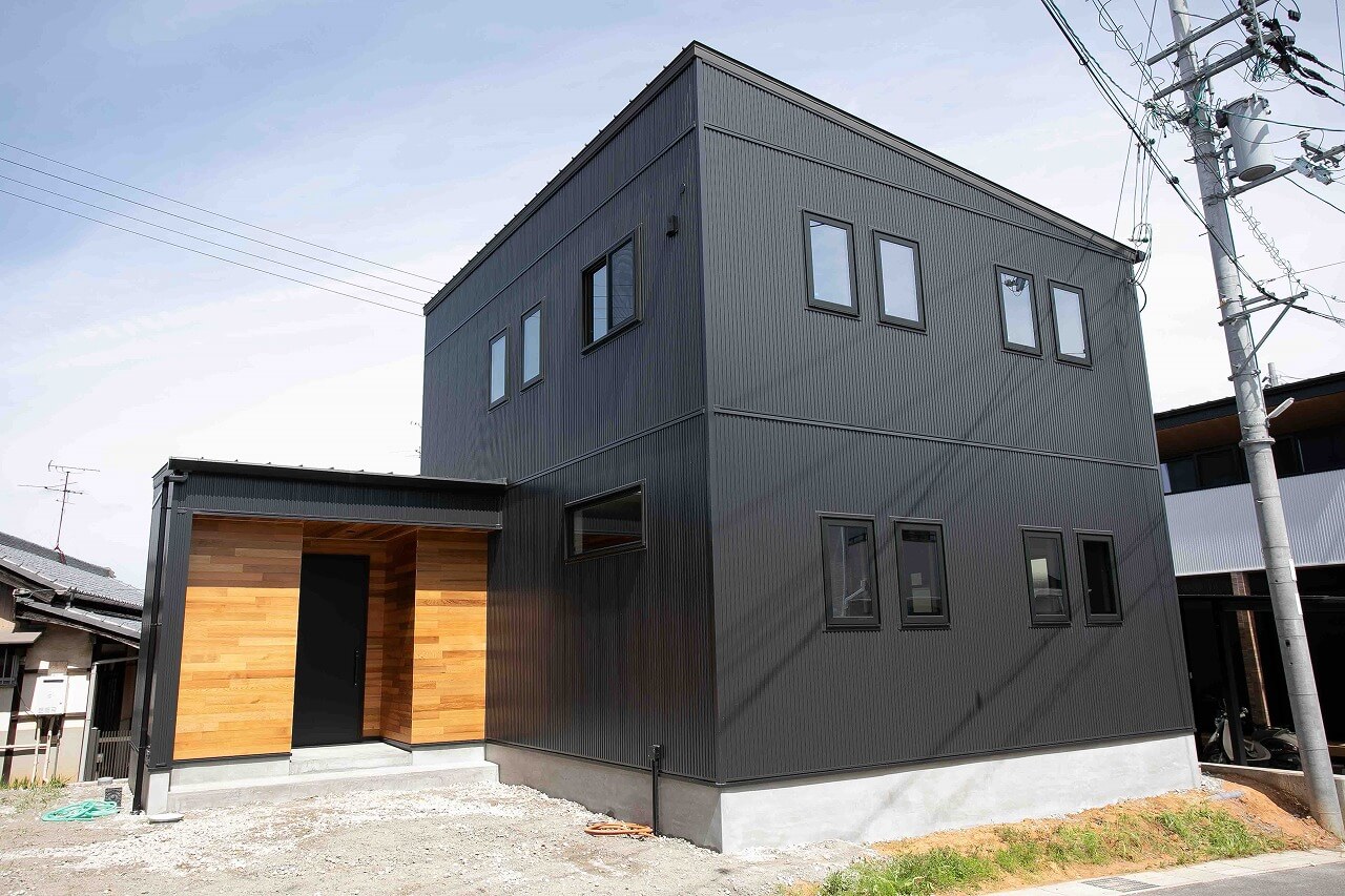 ガルバリウム×レッドシダーコントラストがカッコイイ外観の家