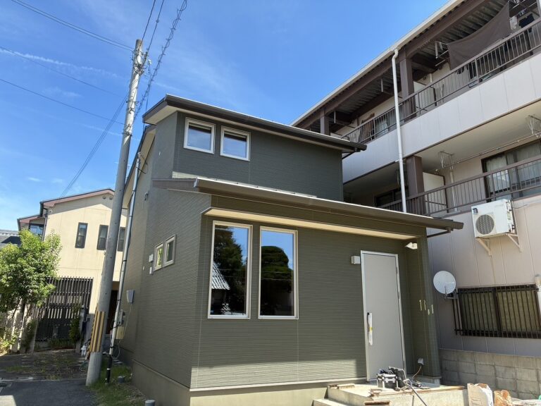 壁紙ゼロの全面板張り！DIYで家族の色に染めていく「育てる家」