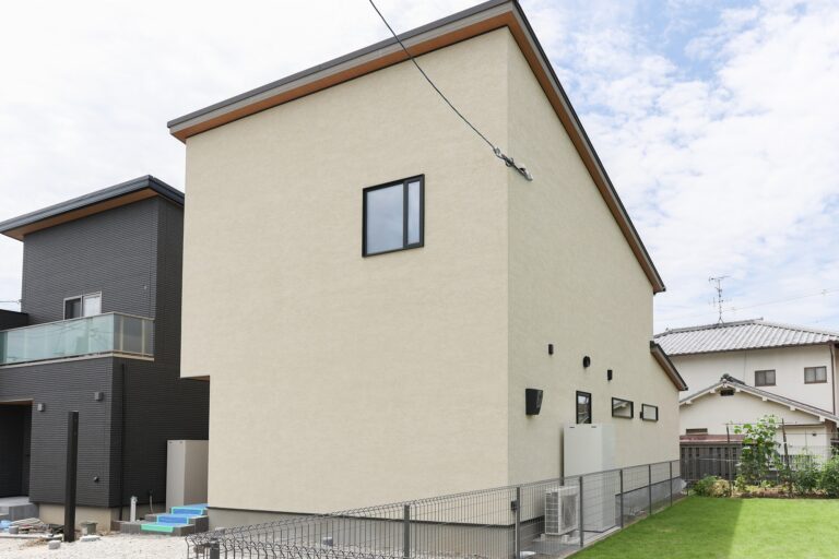 憧れのパン屋さんと同じ外壁でお出迎え。空間を遊ぶ中二階と、笑顔広がる大空間リビングの住まい