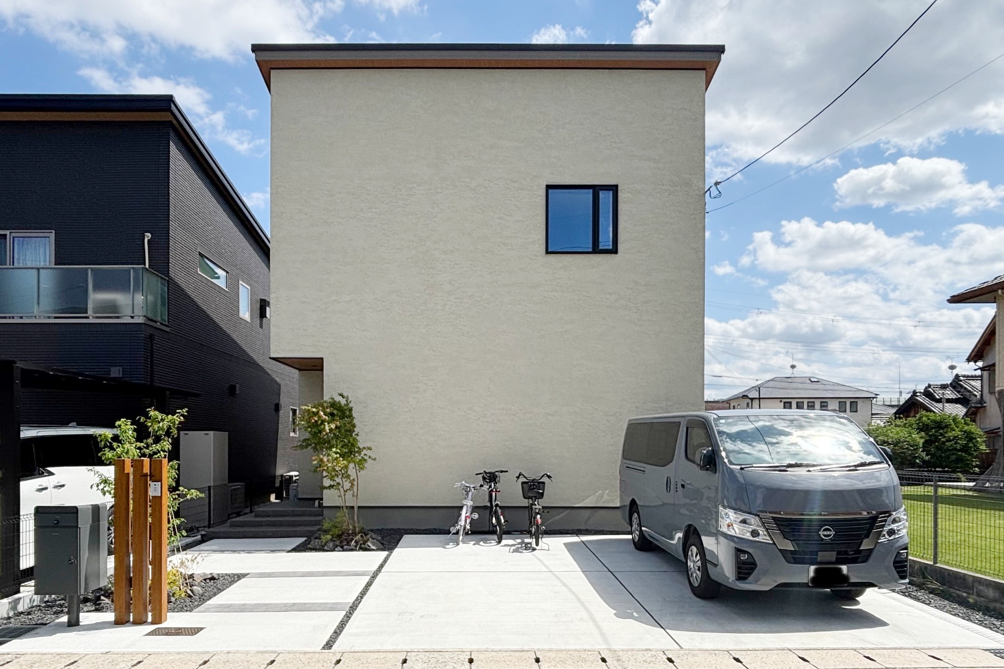 憧れのパン屋さんと同じ外壁でお出迎え。空間を遊ぶ中二階と、笑顔広がる大空間リビングの住まい外観