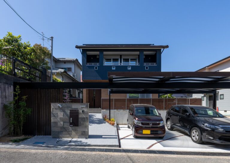 キッチンを中心に空間をデザイン。色味と素材の統一感が美しい、プロが建てたこだわりの家