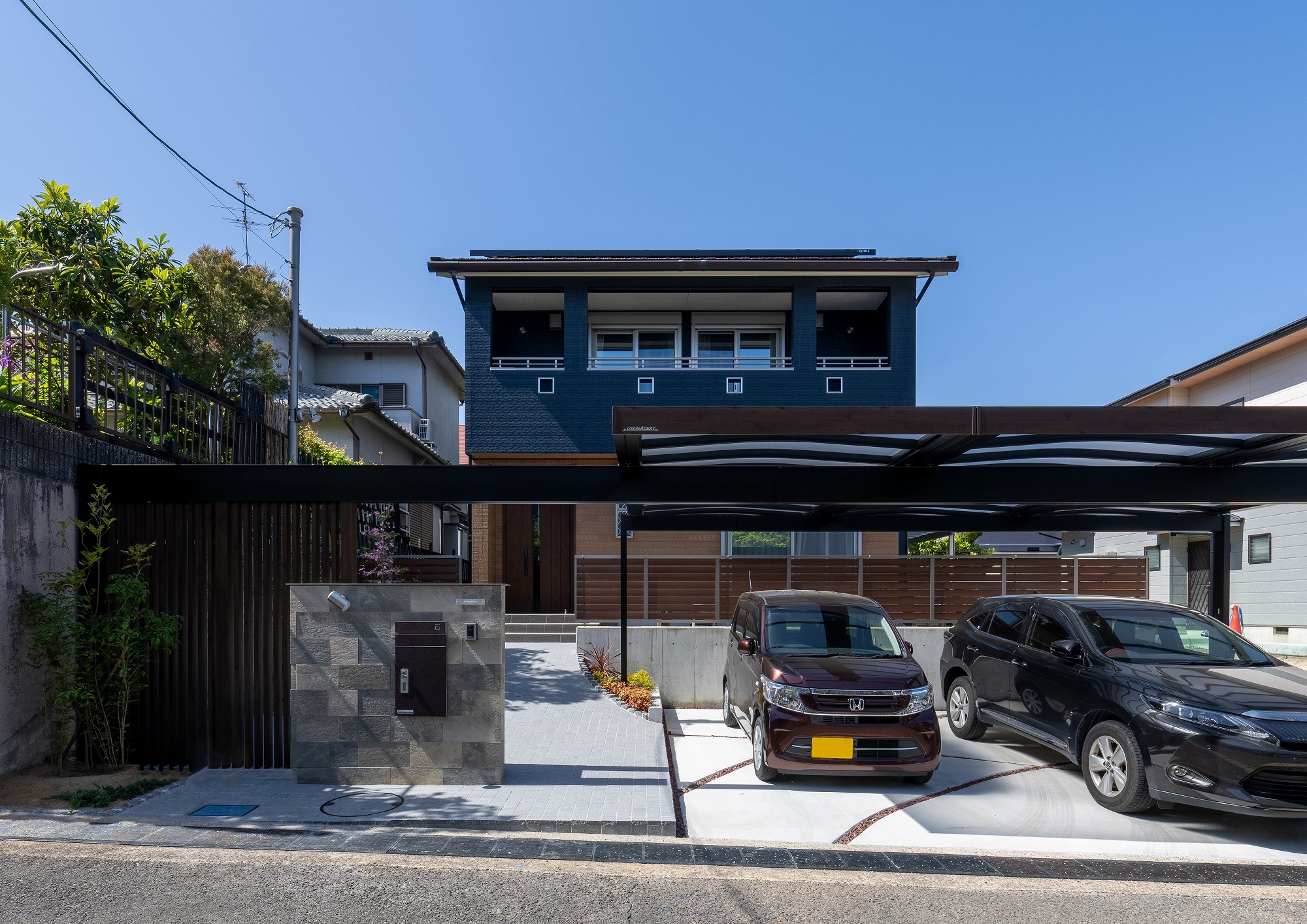 キッチンを中心に空間をデザイン。色味と素材の統一感が美しい、プロが建てたこだわりの家
