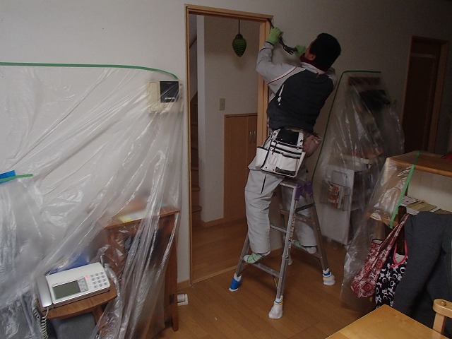 室内を養生　ドアと枠を取り外し