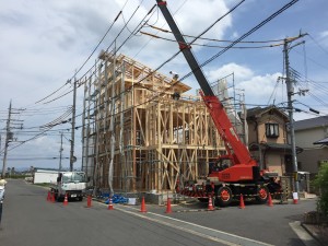 建て方（骨組み組立中）