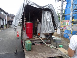 現場断熱吹付け中