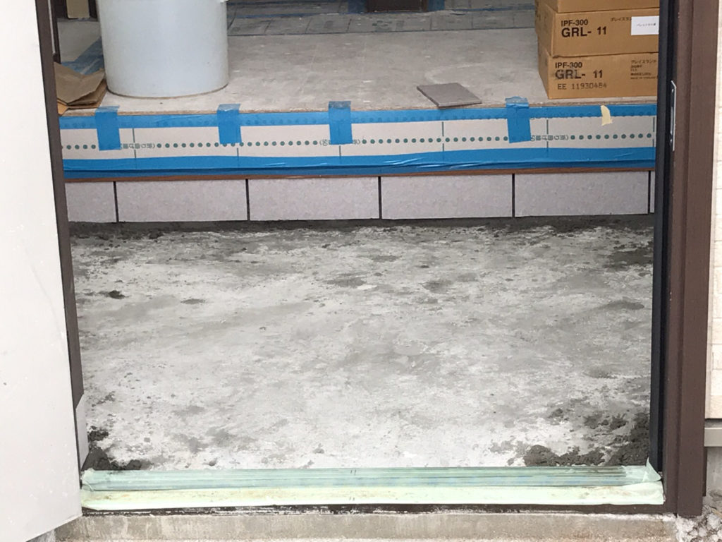 玄関タイル工事