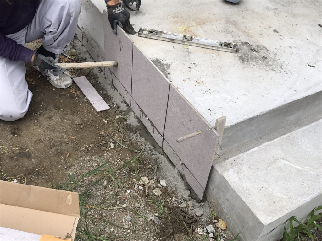 玄関タイル工事